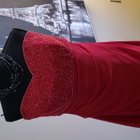 Red Prom dress size 8 strapless roomy for large chest - Picture 2 of 6